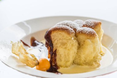 Vanilya soslu fırın taze hamur tatlısı, tatlı olarak kesilmiş.