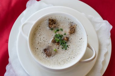 Başlangıç olarak lezzetli kremalı mantar çorbası ve ekmek küpleri.