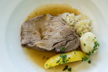 Domuz rostosu, lahana ve patates. Domuz eti ve Avusturya mutfağı.