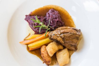 Patates baykuşlu lezzetli kuzu ve kırmızı lahana kuzusu.