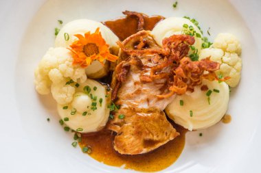 Fındık ezmeli ve karnabahar soslu hindi göğsü - doğal şnitzel.