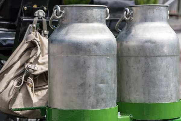 Latas Leche Nostálgicas Mochilas Viejas Ganadería Lechera Agricultura —  Fotos de Stock