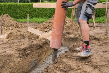 İnşaat işçileri beton döküyor - yakın çekim tuğla ustası ve beton işçisi