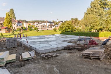 Beton temeli ve inşaat malzemesi olan bir ev inşa edilirken inşaat alanı