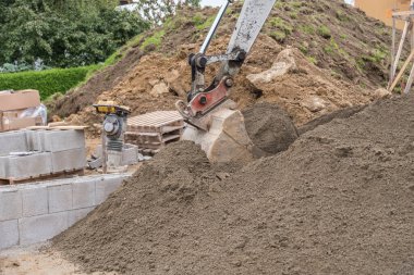 İnşaat alanında kazıcı ile Dünya 'nın kazılması - inşaat endüstrisi