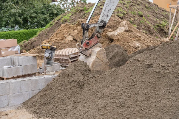 建設現場での掘削機での土の発掘 建設業界 — ストック写真