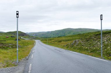 Norveç, Vikafjell 'de kar direği yansıtıcıları ve yol işaretleriyle modern kar direkleri