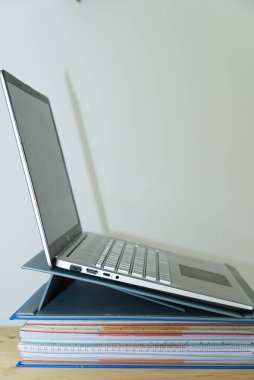 Açılı dizüstü bilgisayar ofiste daha iyi ekran yüksekliği ve ergonomik anlamına gelir