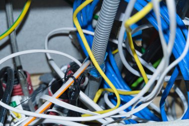 Elektrik tesisatlarının kablo ve kabloları bir kablo karmaşasını ortaya çıkarıyor.