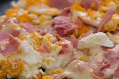 Çırpılmış yumurtalarla ev yemeği, geleneksel bir tava yemeği.