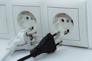 Bir güç bandının önündeki farklı prizler - hibrit prizler ve Euro tıkaçları