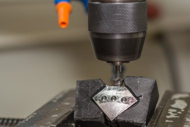 Metal parça matkap delik delinir