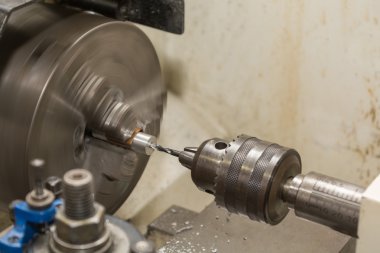 Bir Torna üzerinde metal içine delinmiş