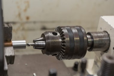 Bir Torna üzerinde metal içine delinmiş