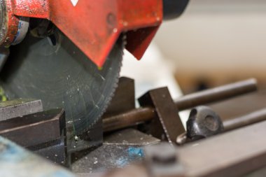 Kesme metal parçası ile Chop gördüm