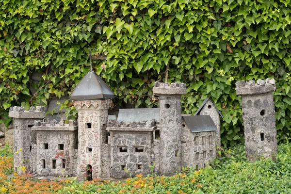 Modelo castillo como decoración en un jardín —  Fotos de Stock