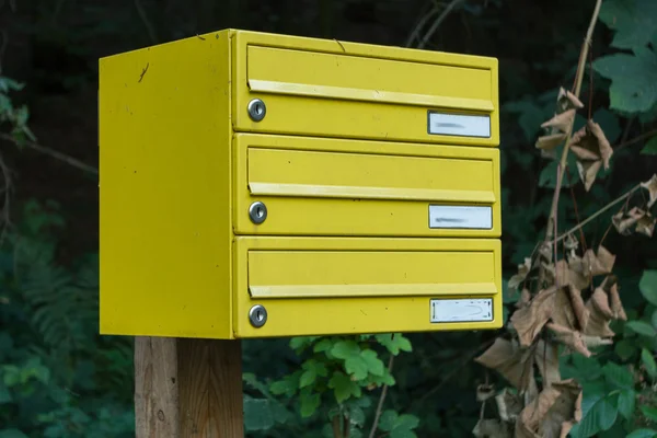 Gelber Briefkasten mit mehreren Fächern — Stockfoto