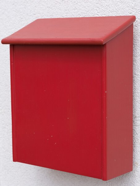 красный почтовый ящик из дерева
