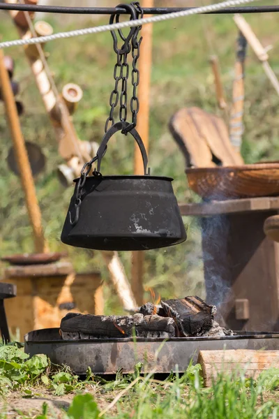 Kochtopf über dem Lagerfeuer — Stockfoto