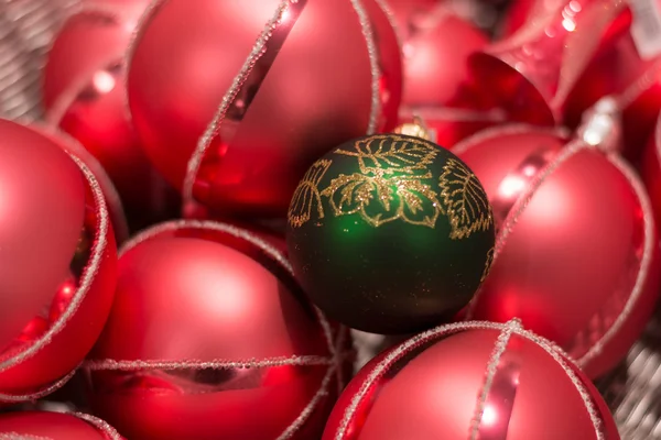 Bagattelle di Natale rosso con un verde — Foto Stock