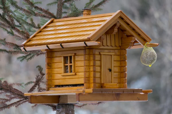 Casa ornamentale per uccelli in legno naturale — Foto Stock