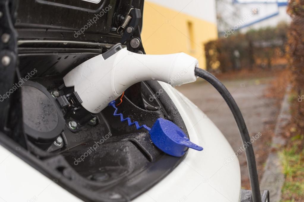 Electric car refuels current