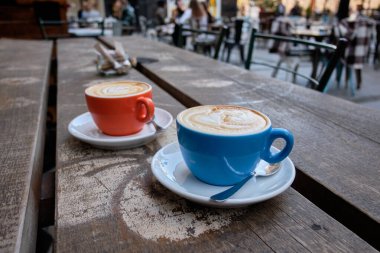 Ahşap bir yüzey üzerinde iki fincan kahveye yakın çekim