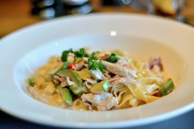 Tavuklu, biberli ve domatesli beyaz bir tabak.