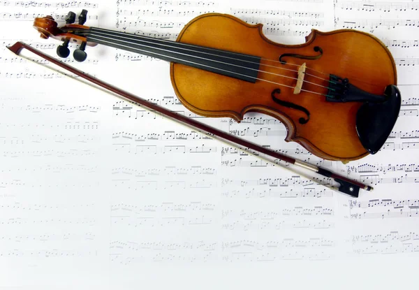 Musikalisk bakgrund med anteckningar och violin — Stockfoto
