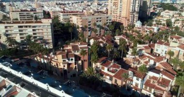 Torrevieja 'da insansız hava aracıyla turistik kasabanın üzerinde uçmak kuleleri ve kumsalı kapatmak