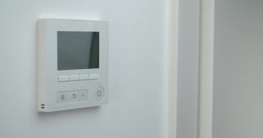 Klimanın uzaktan kumandasındaki kadın el değiştiren sıcaklığı soğuğa dönüştürüyor