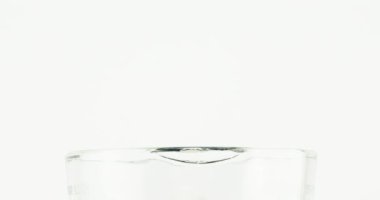 Blender sebze ve meyveleri öğütmeye başladı.