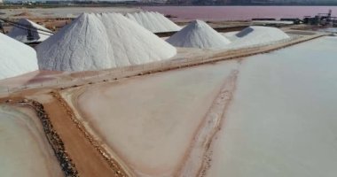 İHA, ufuktaki gül suyu gölü ve şehre karşı tuzlu dağlara yaklaşıyor.