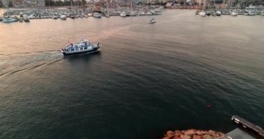 Drone gün batımında yatı takip ederek limana yaklaşıyor.