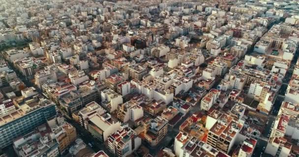 无人机俯瞰着观光城里的建筑物，俯瞰地平线 — 图库视频影像