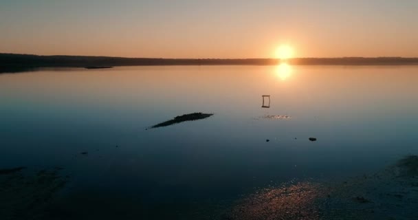 Serata tranquilla al lago del parco naturale drone vola sopra l'acqua al tramonto — Video Stock