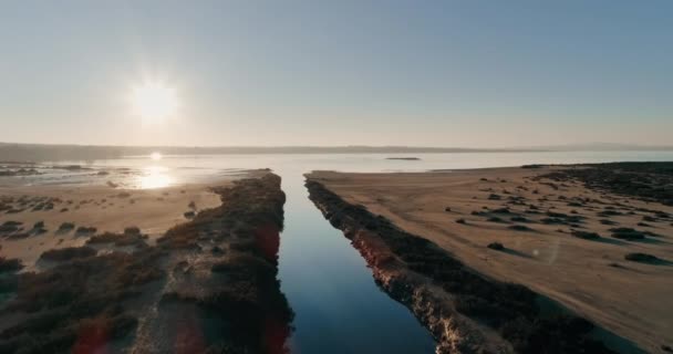 Drone fino al canale d'acqua dal mare alla laguna nel parco naturale al tramonto — Video Stock