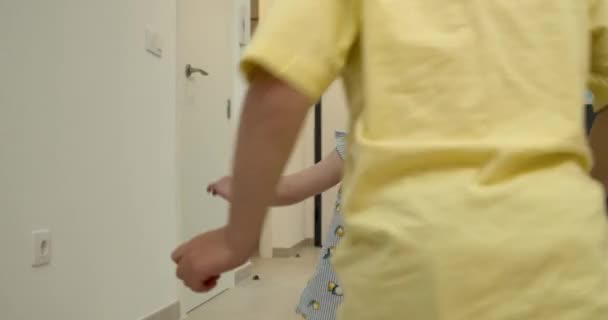 Vista dal fratello e dalla sorella di Childrens che corrono in camera da letto al rallentatore — Video Stock