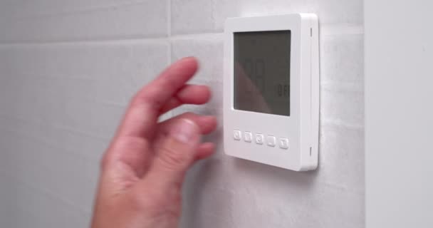 Mulher mãos close-up mudando a temperatura do frio para quente no controlador remoto — Vídeo de Stock