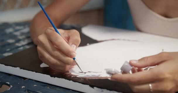 Jovem mulher mãos close-up desenho numérico retrato lona ao ar livre no pátio — Vídeo de Stock