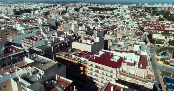 Cityscape vista de drone voando acima de edifícios na cidade turística Torrevieja — Vídeo de Stock