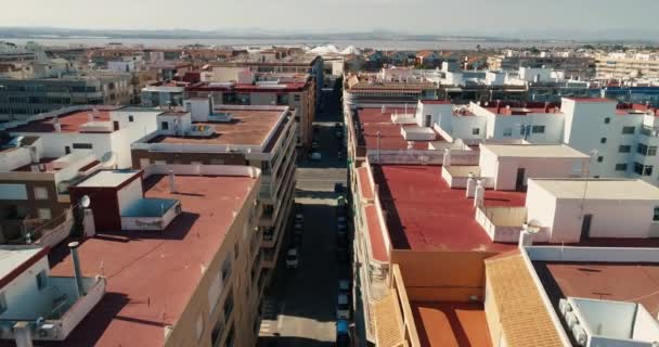 Katto ja katu turisti kaupunki Torrevieja suola vuoret horisontissa — kuvapankkivideo
