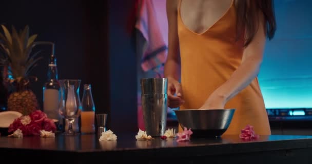Chica bailando preparar un cóctel y tirar hielo en una coctelera mezclando ingredientes — Vídeos de Stock
