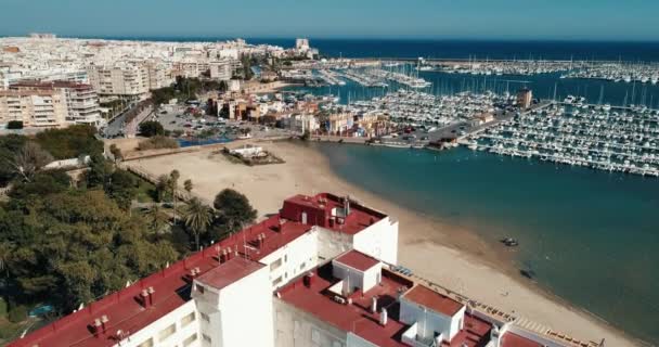 Luchtfoto van strand en jachten haven in toeristische stad drone nadert de zee — Stockvideo