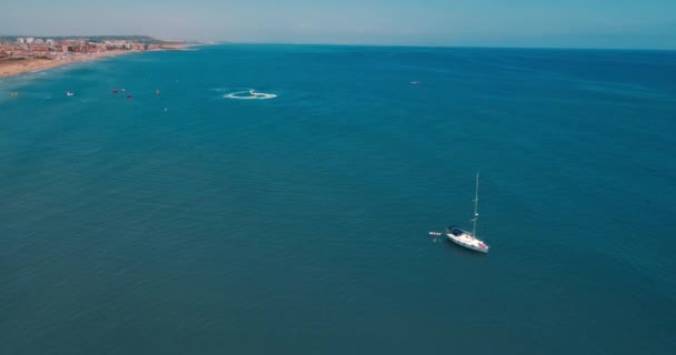 Drone voa em torno de veleiro ficou na âncora na praia de la mata em Torrevieja — Vídeo de Stock