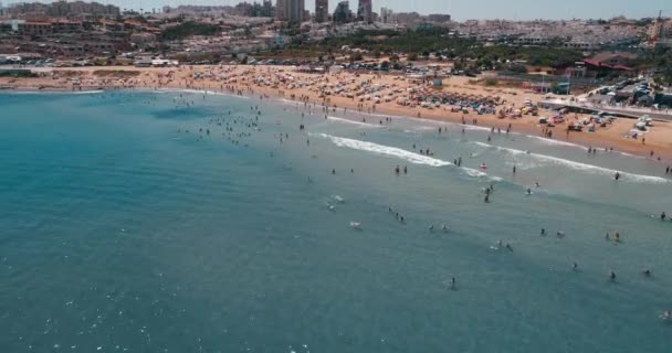 Torrevieja 'daki sahil manzarası. Birden fazla turist plajın tadını çıkarıyor. — Stok video