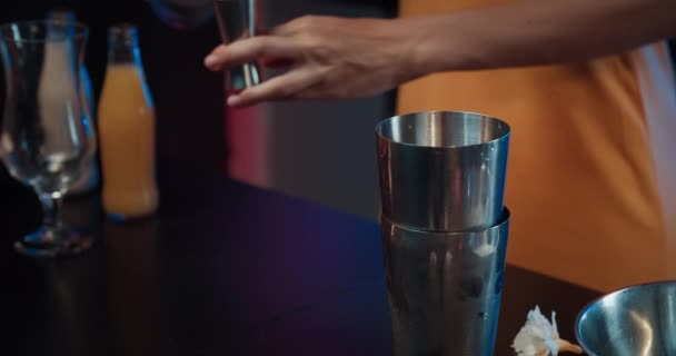 Închiderea mâinilor femeii turnând alcool în agitator pentru a face cocktail — Videoclip de stoc