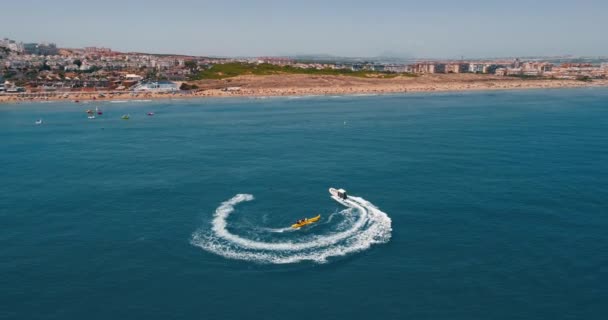 Turista equitação banana barco no Mar Mediterrâneo no dia ensolarado em suas férias — Vídeo de Stock