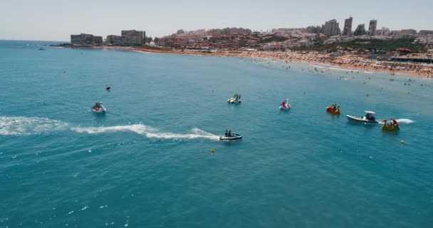 Drone po skuter wodny, który zbliża się do plaży łodzi motorowych w lecie — Wideo stockowe