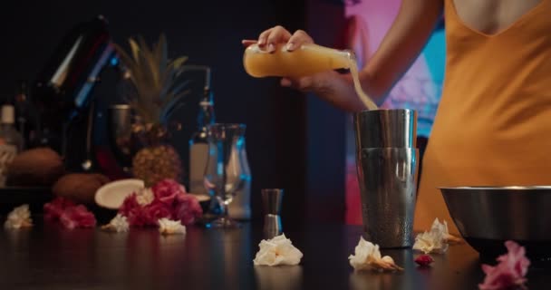 Κοντινό πλάνο νεαρή γυναίκα χέρια ρίχνει χυμό ανανά και γάλα καρύδας στο σέικερ — Αρχείο Βίντεο